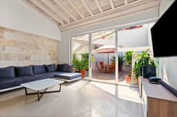 Casa Milagros | Oasis en la Ciudad Amurallada