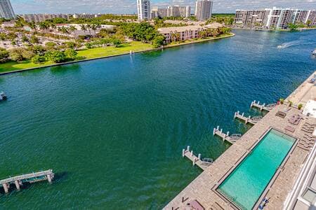 Lux 3 BD Condo - Private Beach in Hollywood #804