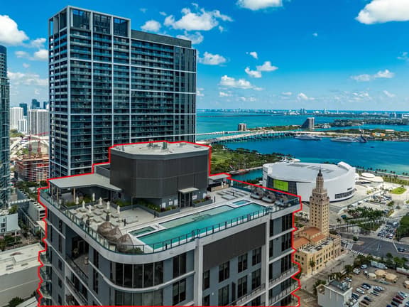 Luxury 1BR+Den Suite | Near Kaseya & Bayfront